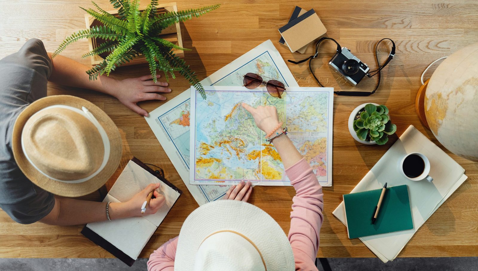 Travel planner conseillant un voyageur sur son itinéraire sur-mesure